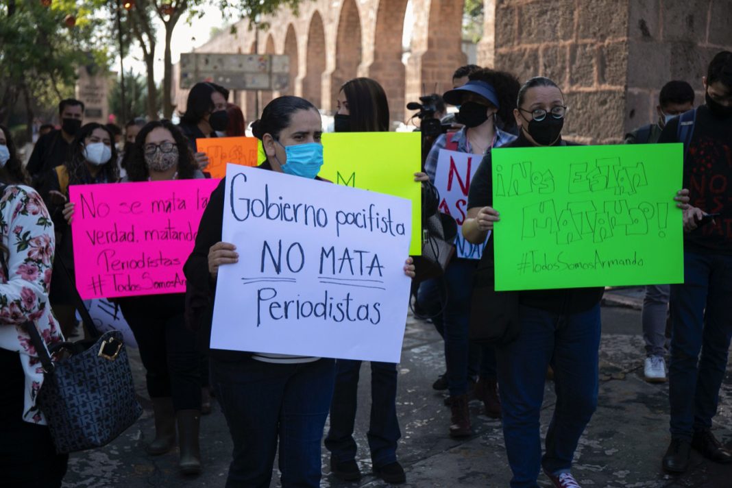 Periodistas irrumpen Congreso en México tras asesinato de periodista