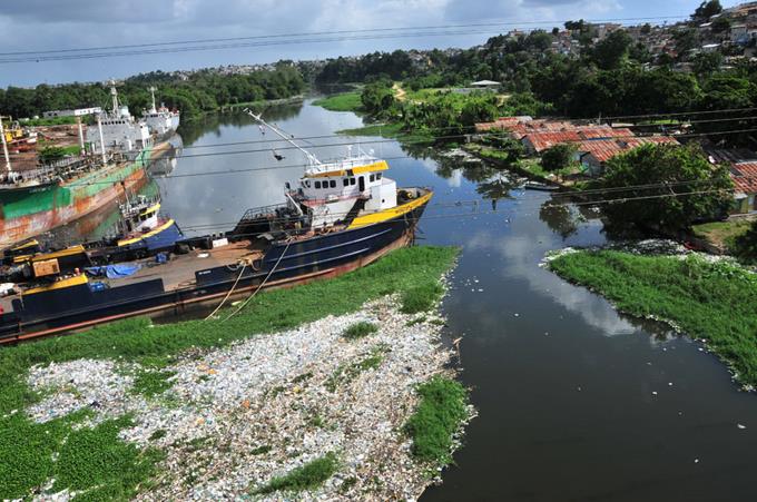 Medio Ambiente inicia proceso saneamiento de embarcaciones hundidas en ríos Ozama e Isabela