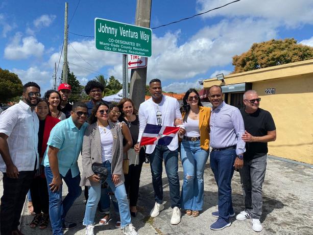 Merenguero Johnny Ventura tiene su calle en Miami