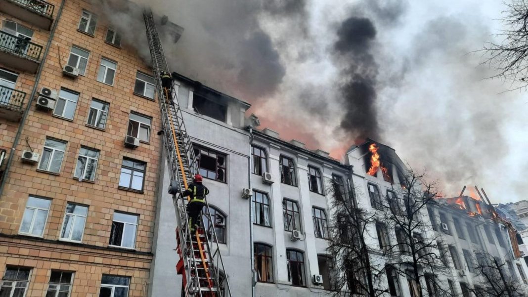 Putin bombardeó una universidad en Jarkov y hay al menos cuatro muertos
