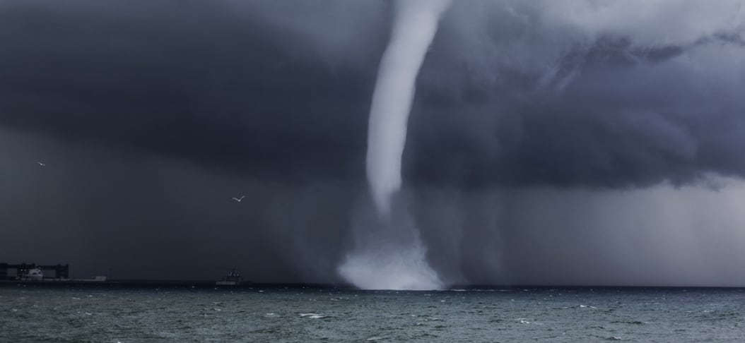 Una tromba marina se convierte rápidamente en un tornado de Florida