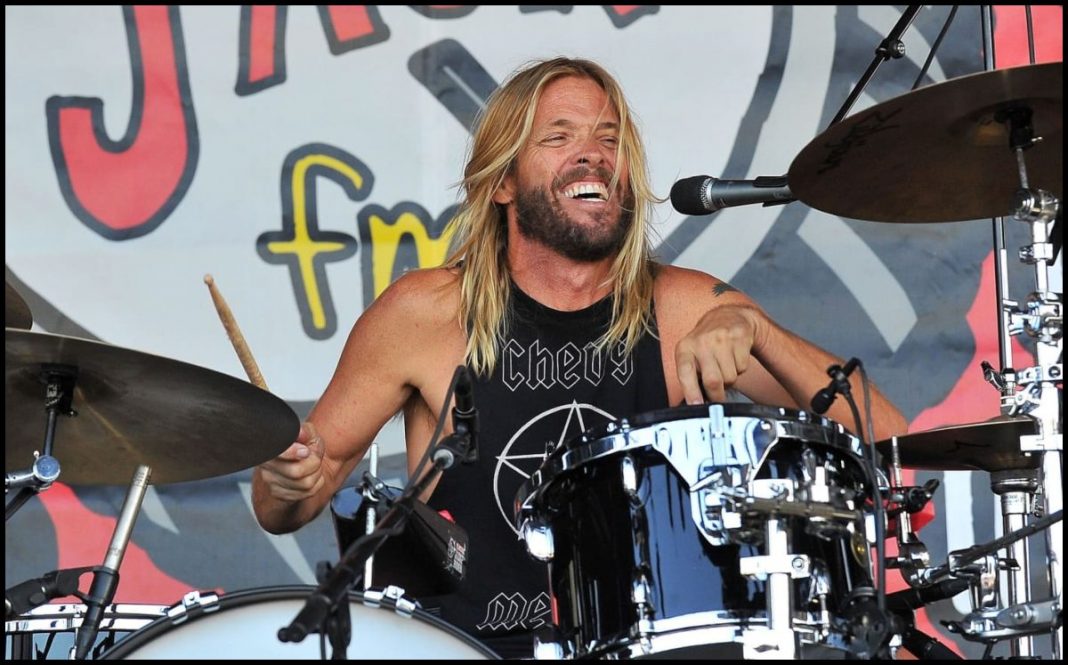 Seguidores de Taylor Hawkins lo homenajean en emotiva despedida en Bogotá