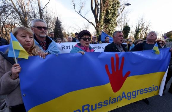 Miles de croatas protestan contra la invasión rusa y recuerdan a las víctimas