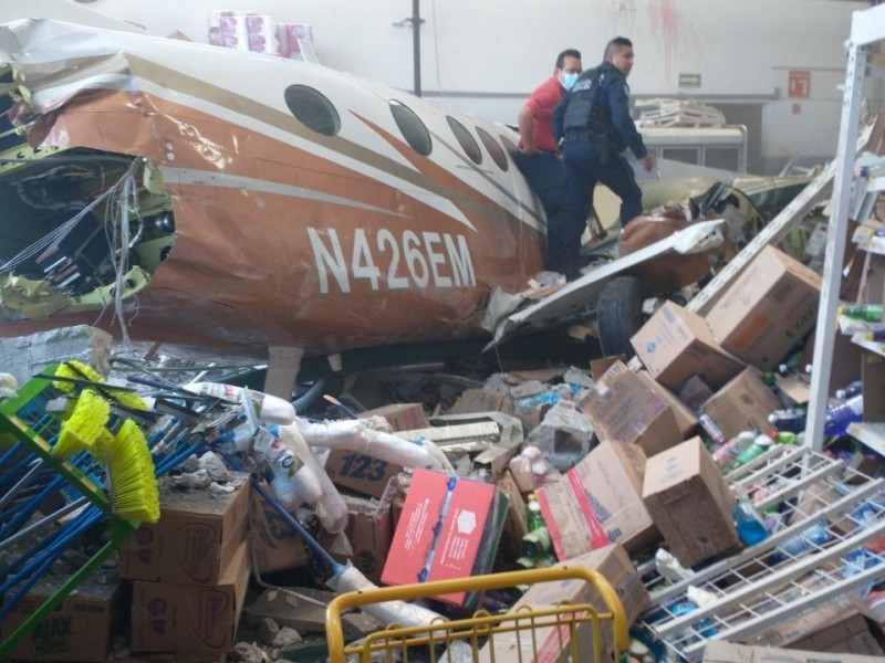 Desplome de avioneta en supermercado deja 3 muertos