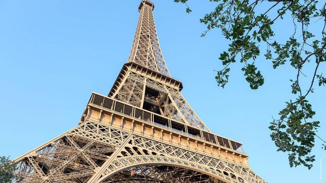 La Torre Eiffel gana seis metros de altura gracias a una nueva antena