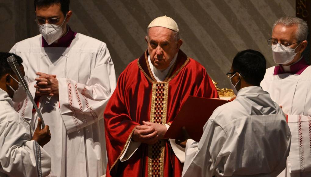 El papa preside la Pasión de Cristo sin postrarse en la basílica vaticana