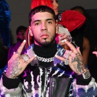 “¿Soy yo el que está disque estancado en el pasado?”, Anuel responde a actuación de Karol G en Coachella