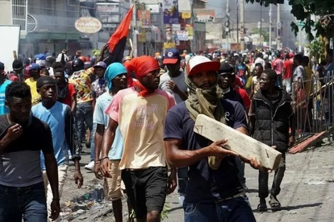 Haitianos siguen huyendo de la guerra entre bandas, que ya deja 20 muertos