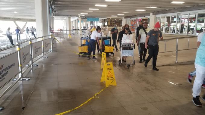 Áreas recién remodeladas en el AILA presenta problemas de filtración