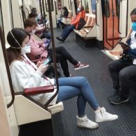Jueza revoca orden de usar mascarillas en el transporte público de EE.UU.