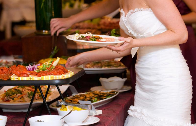 Sirvió platos con marihuana en su boda y ahora está presa junto a la cocinera