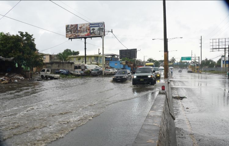 Descuido de años mantiene inundaciones en el kilómetro 22 de la autopista Duarte - Noticias de hoy en República Dominicana | De Último Minuto