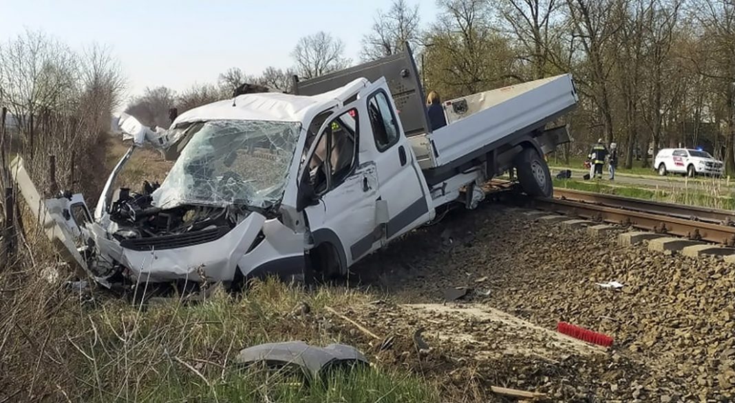 Colisión entre un tren y una camioneta en Hungría deja 5 muertos y más de 10 heridos