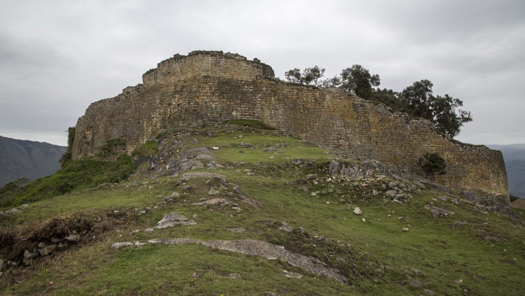 Se derrumba uno de los muros del complejo arqueológico de Kuélap, en Perú