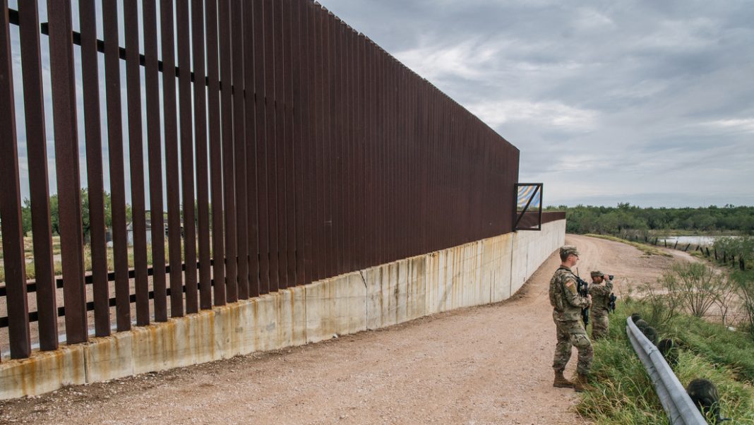 Mujer muere tras intentar escalar el muro fronterizo entre México y EEUU