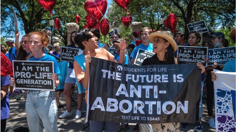 Acusan a mujer de asesinato tras practicarse aborto en Texas