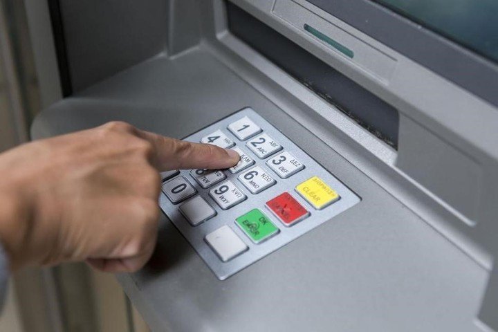 Investigan a tres personas por estafas bancarias; ocupan 12 tarjetas de débito y dinero