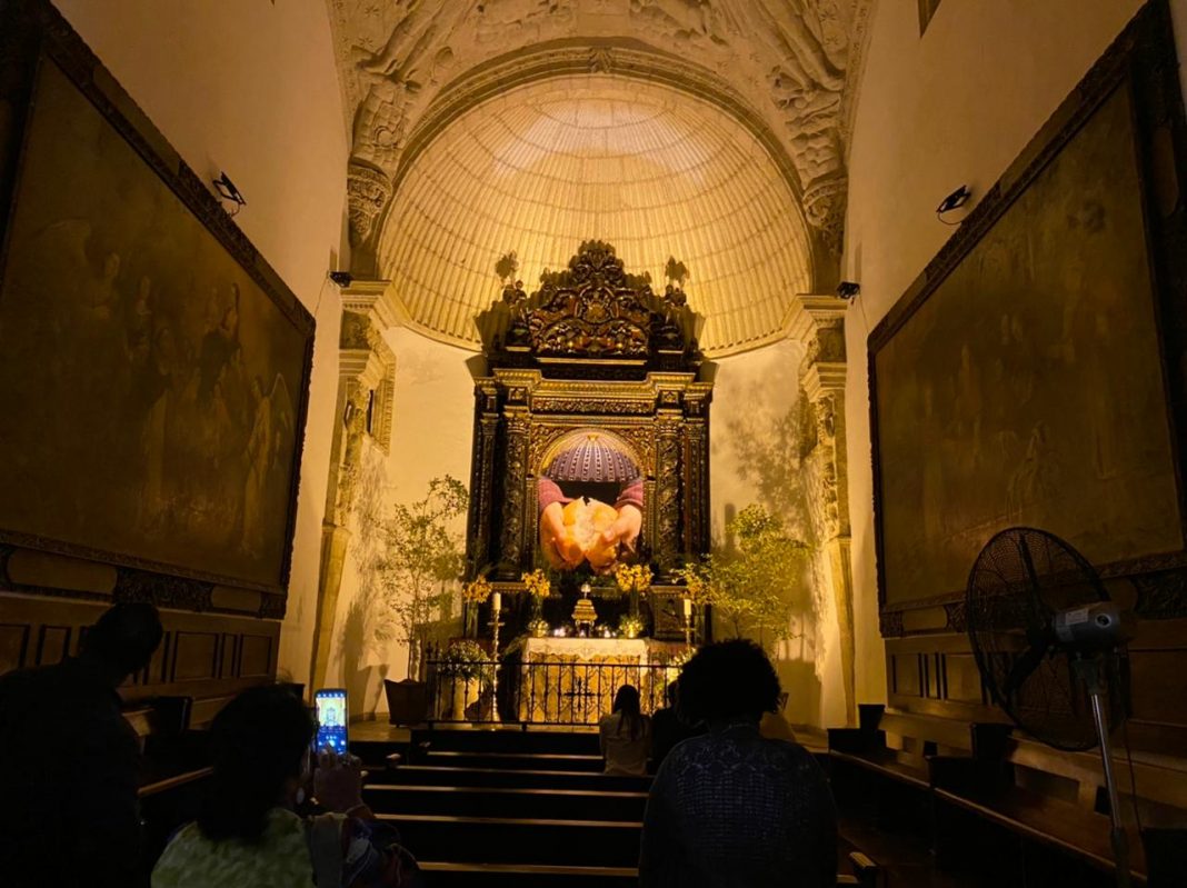 Cientos visitan templos católicos en Ciudad Colonial; tradición de Jueves Santo