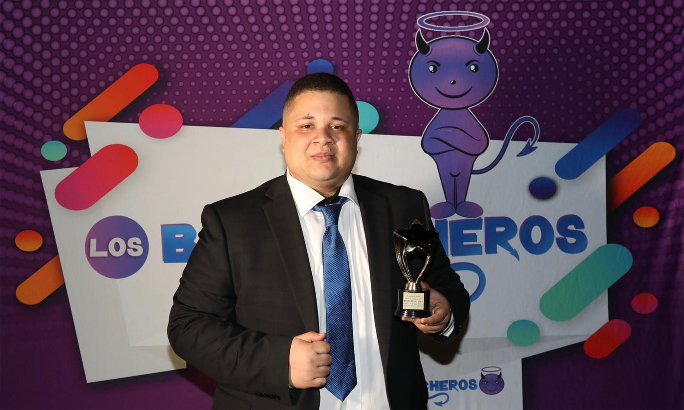 Cineasta dominicano es galardonado en Premios Latinos Versión Urbanos 2022 - Noticias de hoy en República Dominicana | De Último Minuto