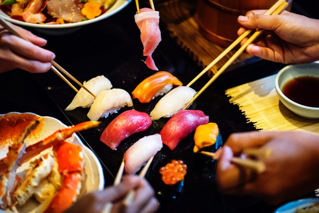 ¡Para la dieta! Crean palillos que modifican sabor de la comida en Japón