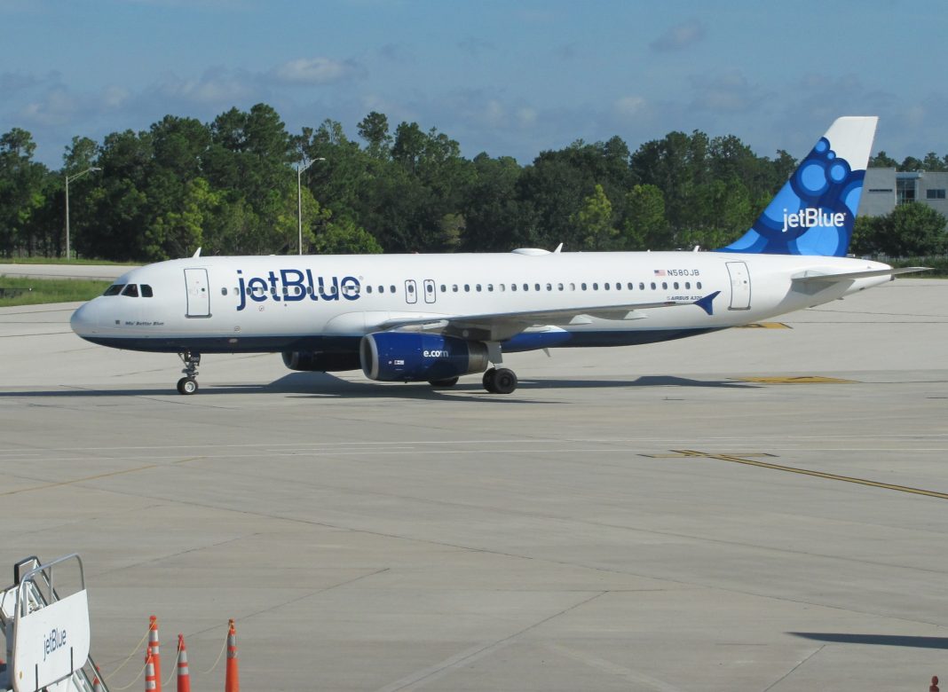 JetBlue hace oferta por aerolínea Spirit para frustrar su venta a Frontier