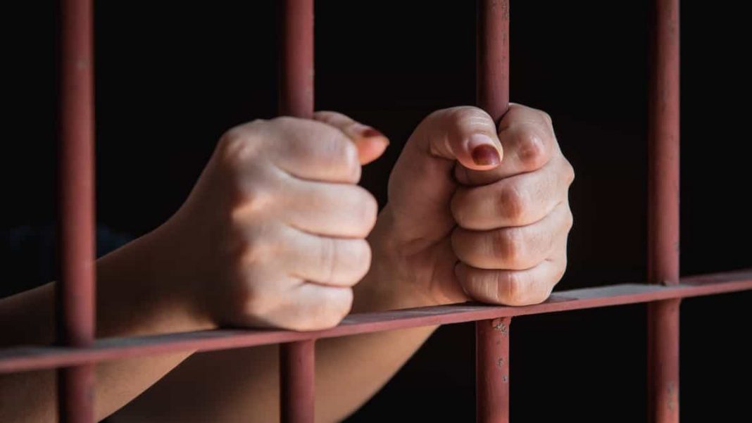 Condenan a 15 años de prisión a mujer que mató a su pareja con una tijera