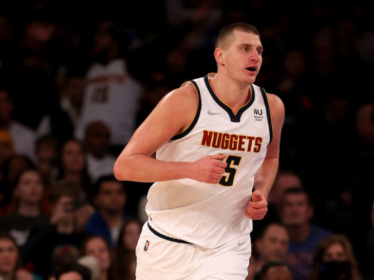 Nikola Jokic y Trae Young, jugadores de la semana en la NBA