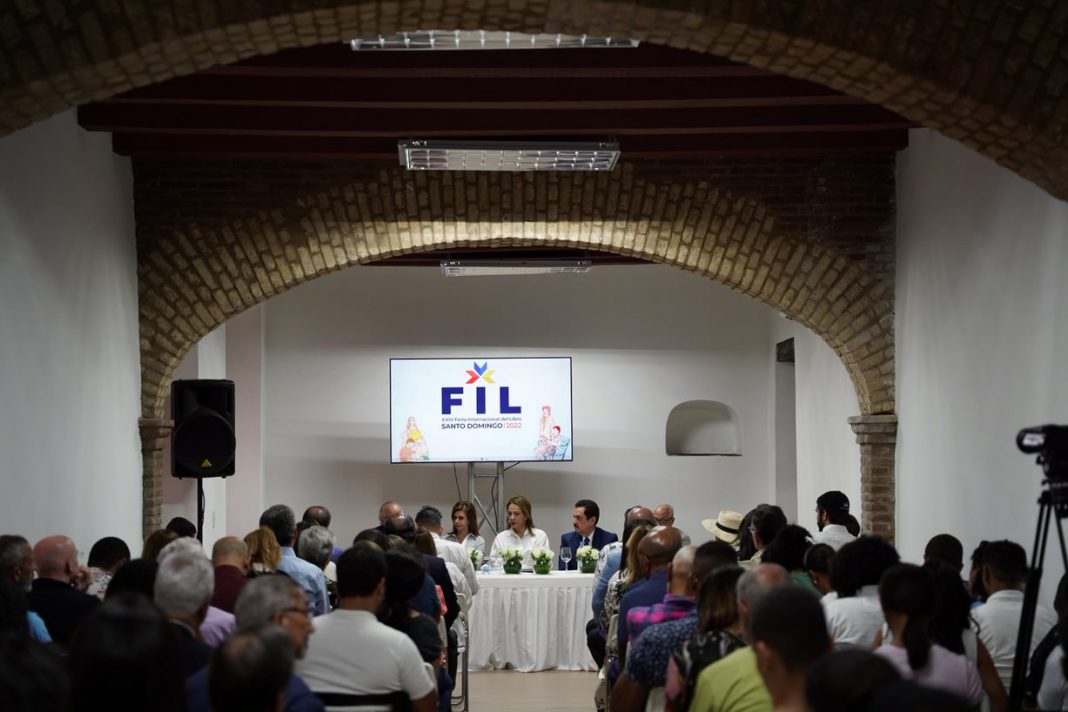 El pabellón Pedro Peix muestra el legado del escritor homenajeado en la Feria del Libro