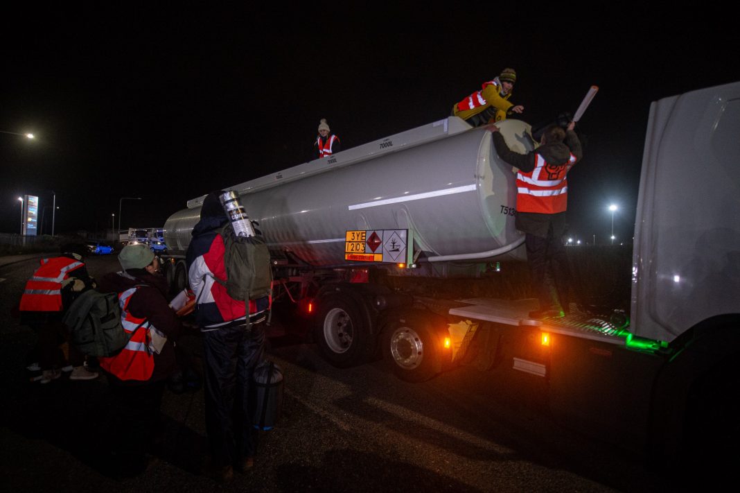 Varios detenidos en protestas en terminales de petróleo del Reino Unido