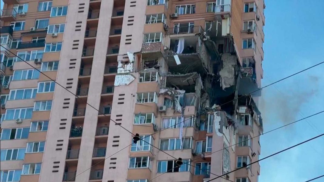 Dos misiles impactan en Kiev, uno de ellos en un edificio residencial