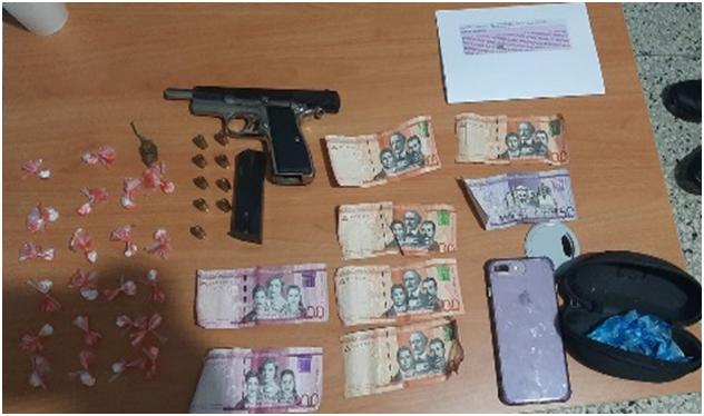 Apresan hombre con pistola robada y 22 porciones cocaína y marihuana en Santiago