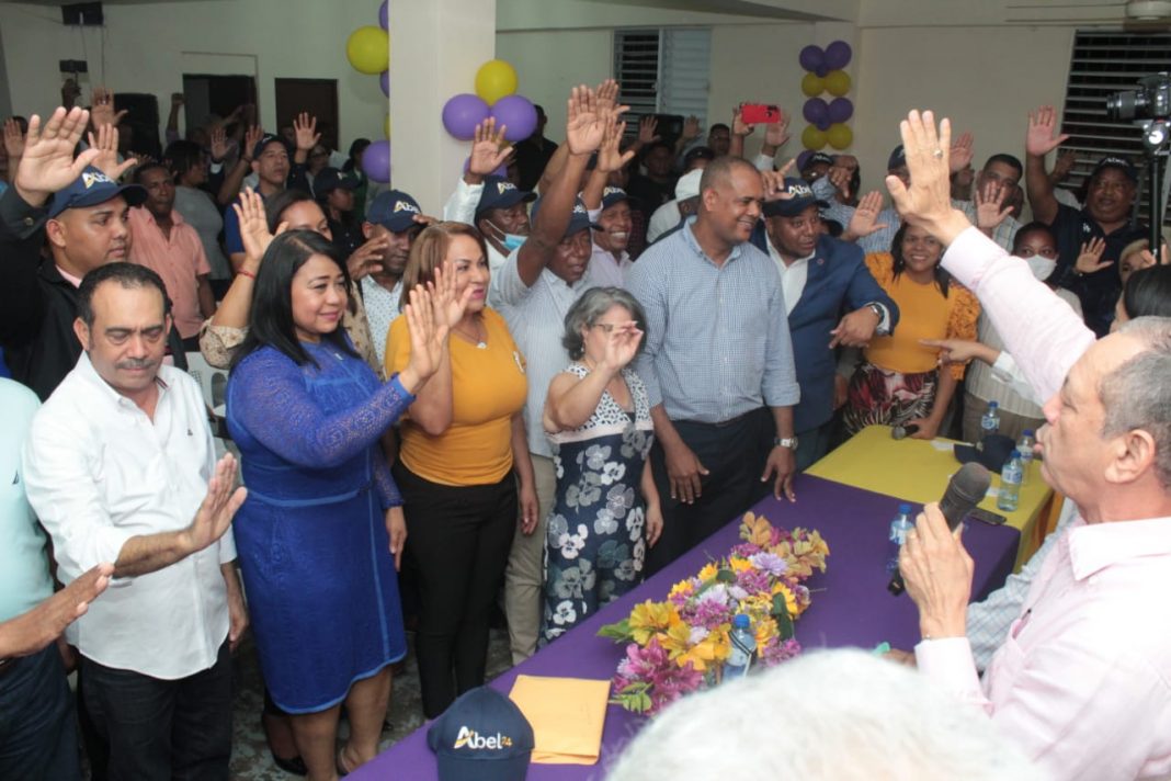 Juramentan equipo de campaña Abel Martínez en Santo Domingo Oeste