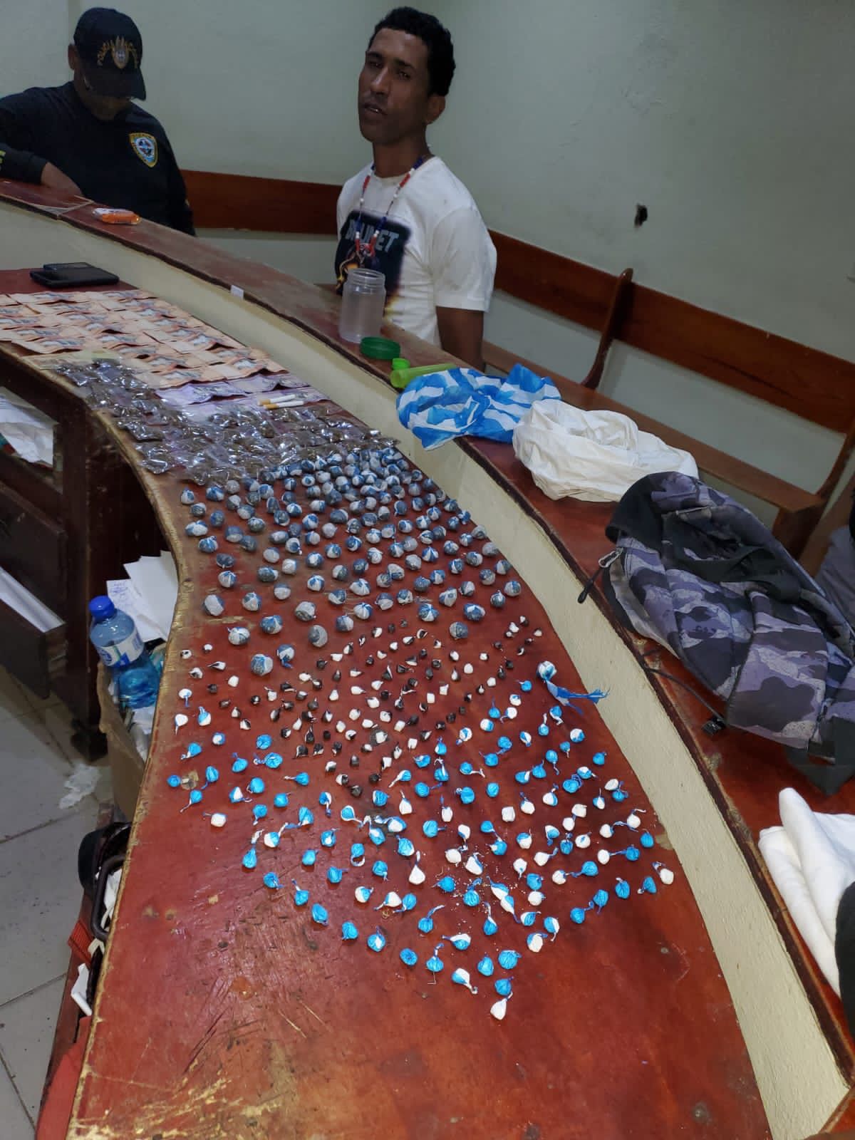 Apresan hombre en La Vega con 410 porciones presunta marihuana, cocaína y crack