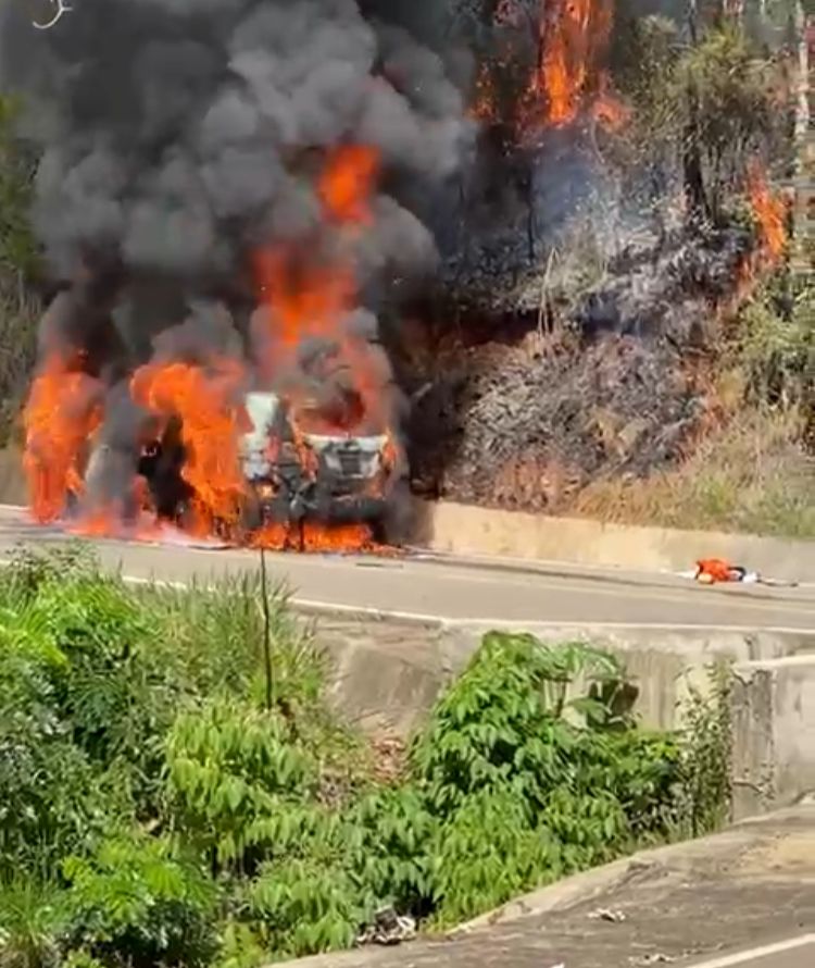 Se incendia una jeepeta en Santiago Rodríguez