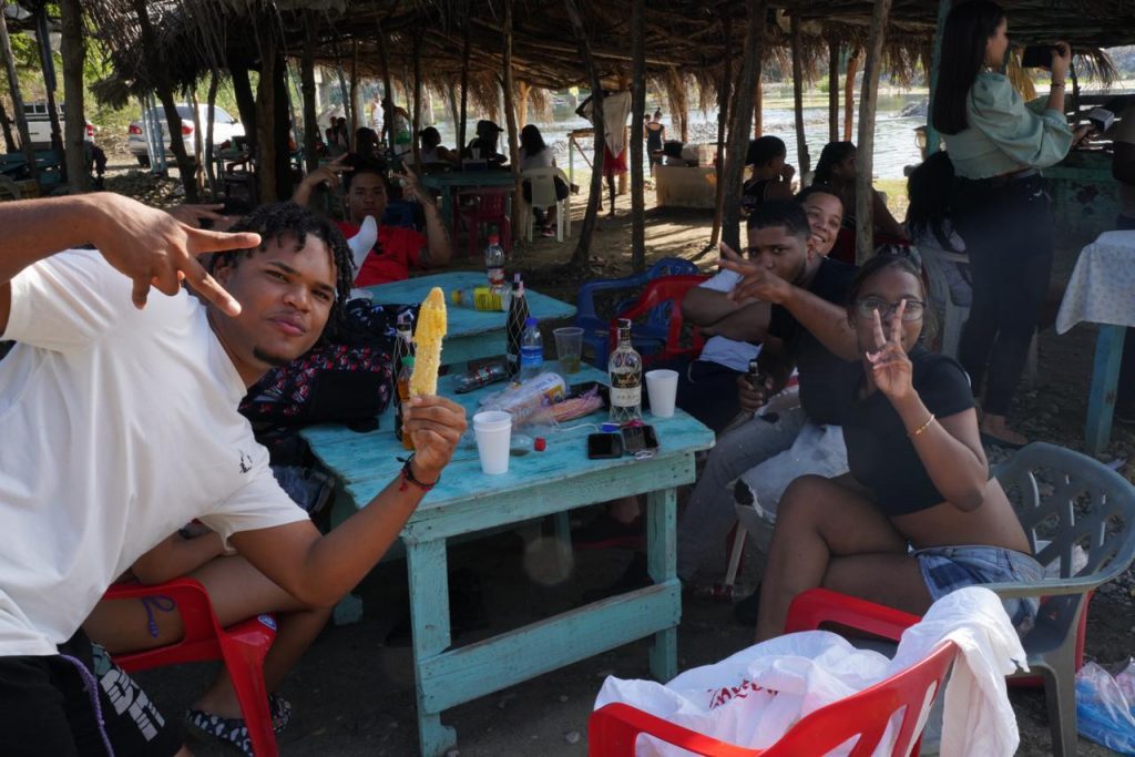 Dominicanos y extranjeros aprovecharon Viernes Santo para darse un “chapuzón” en balnearios del país | De Último Minuto