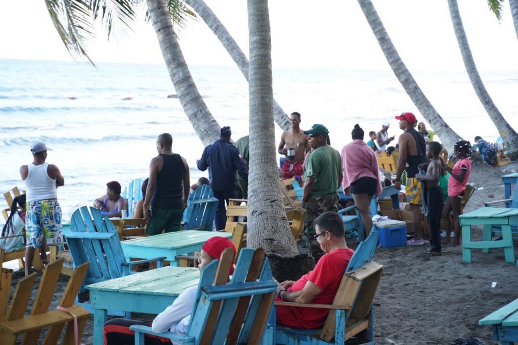 Dominicanos y extranjeros aprovecharon Viernes Santo para darse un “chapuzón” en balnearios del país | De Último Minuto