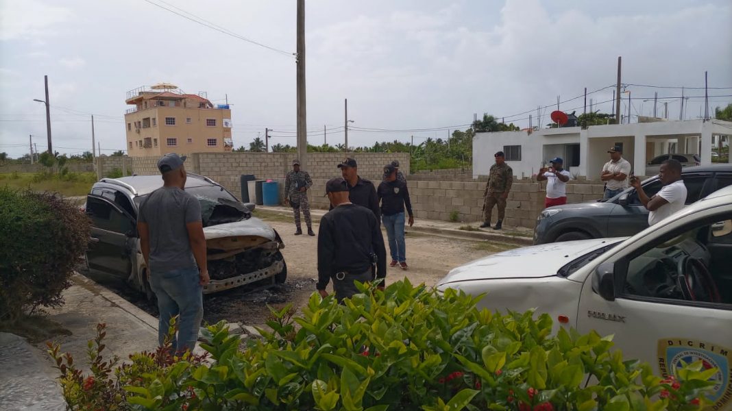 Policía investiga vehículo incendiado por desconocidos en residencia de SPM