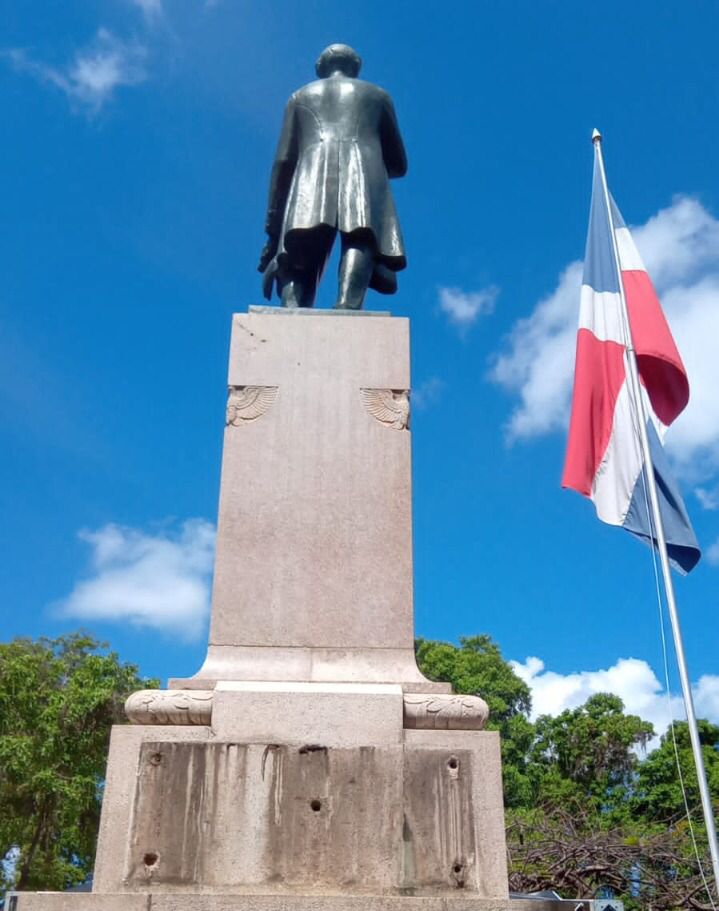 Denuncian hurto de placa de la estatua de Juan Pablo Duarte en la Zona Colonial