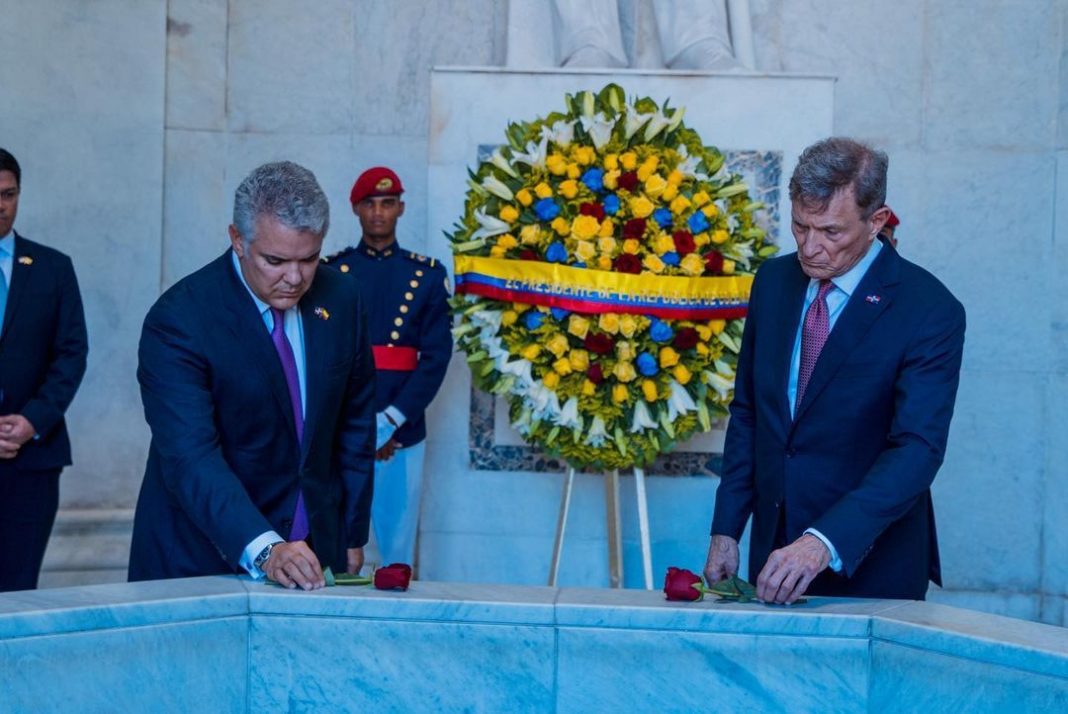 Presidente de Colombia, Iván Duque deposita ofrenda floral en Altar de la Patria