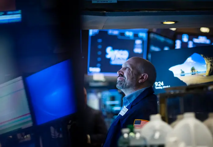 Wall Street cierra verde y el Dow gana 1 % pendiente de cuentas de empresas