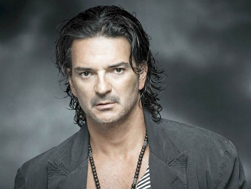 ¡Hizo honor a la canción! Fan de Ricardo Arjona se desnuda en pleno concierto