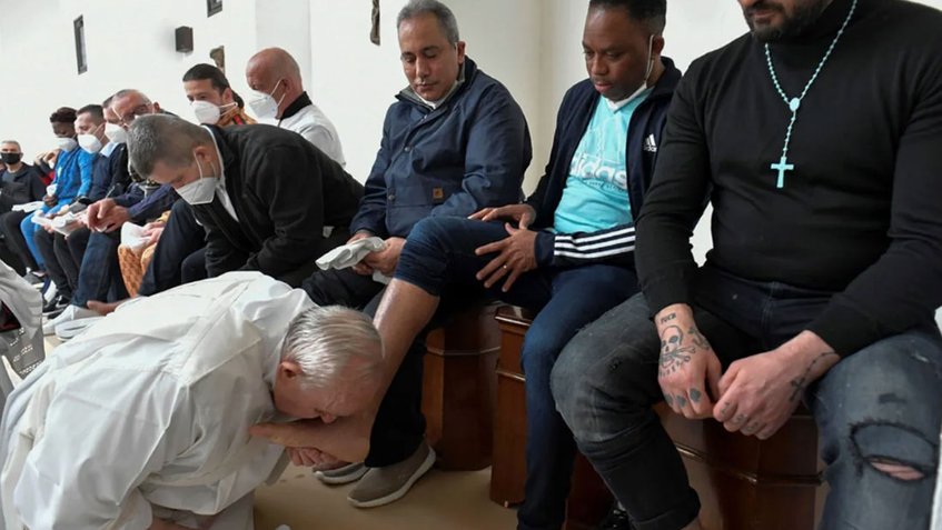 Papa Francisco celebra en una cárcel el tradicional lavado de pies del Jueves Santo