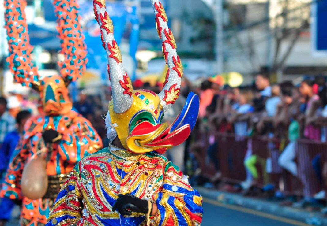 Público se congrega en la celebración de Carnaval del Distrito Nacional