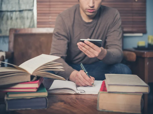 Los hombres son más propensos a no terminar sus estudios, según Unesco