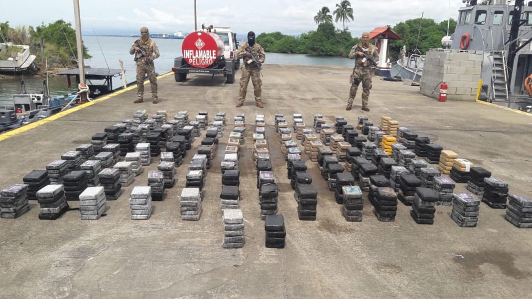 Incautan 3.635 paquetes de droga y arrestan a cuatro colombianos en Panamá