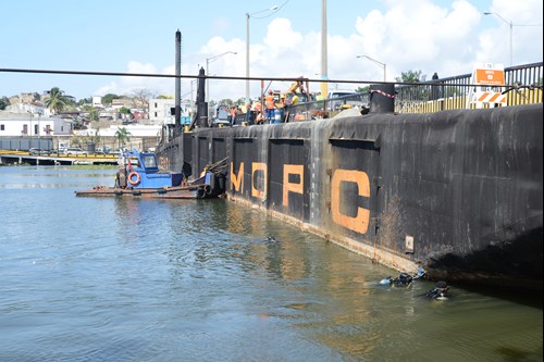 Por paso de embarcación, cerrarán Puente flotante por una hora