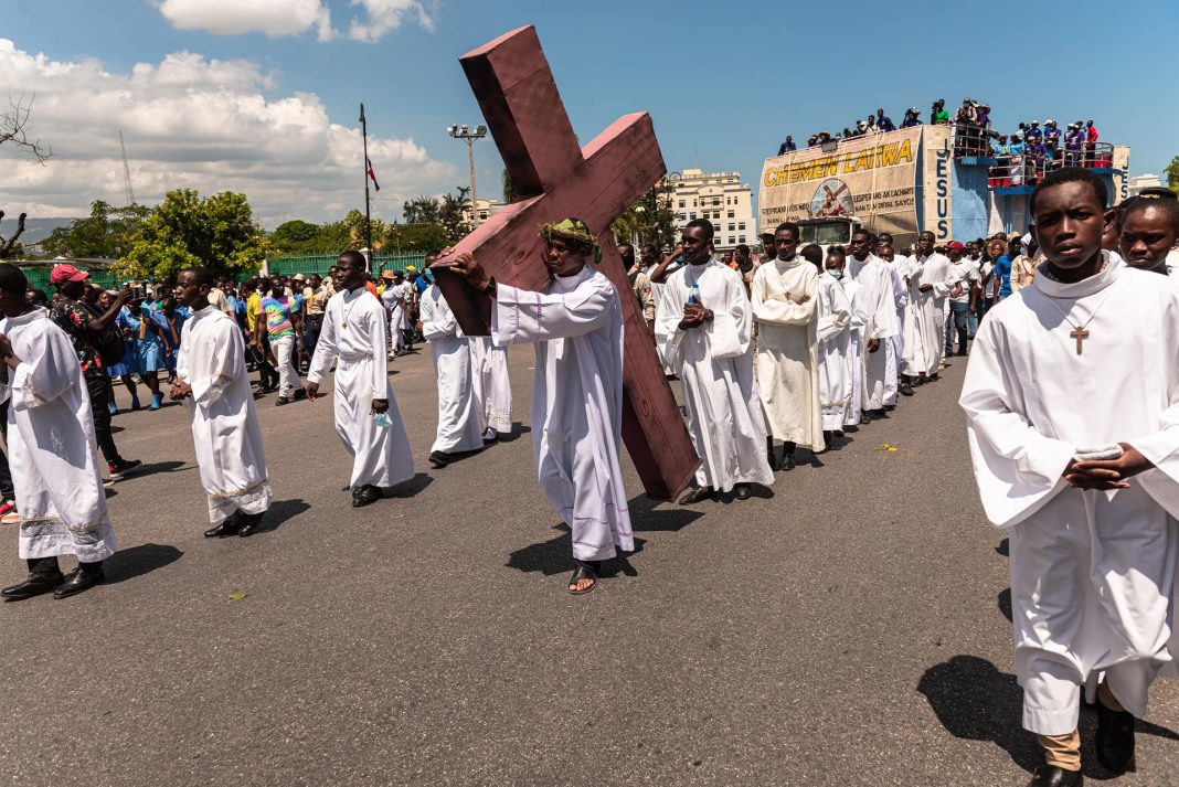 Haitianos celebran la Pasión de Cristo en medio de la crisis