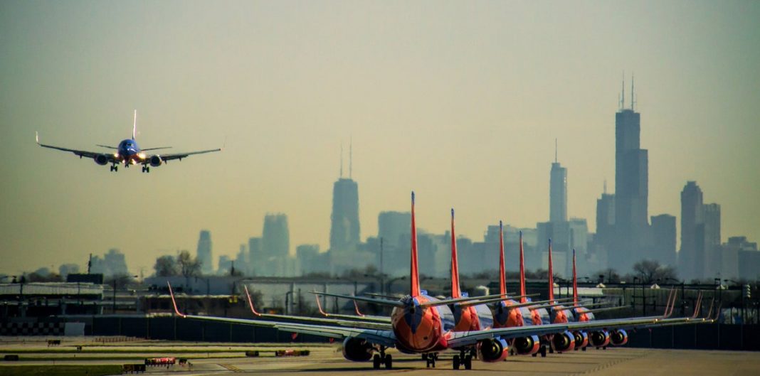 Arrestan hombre por masturbarse frente a una pasajera durante un vuelo