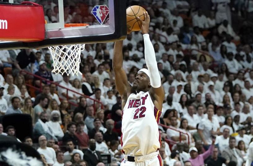 Jimmy Butler anota 45 puntos y Heat toma ventaja de 2-0 contra Hawks