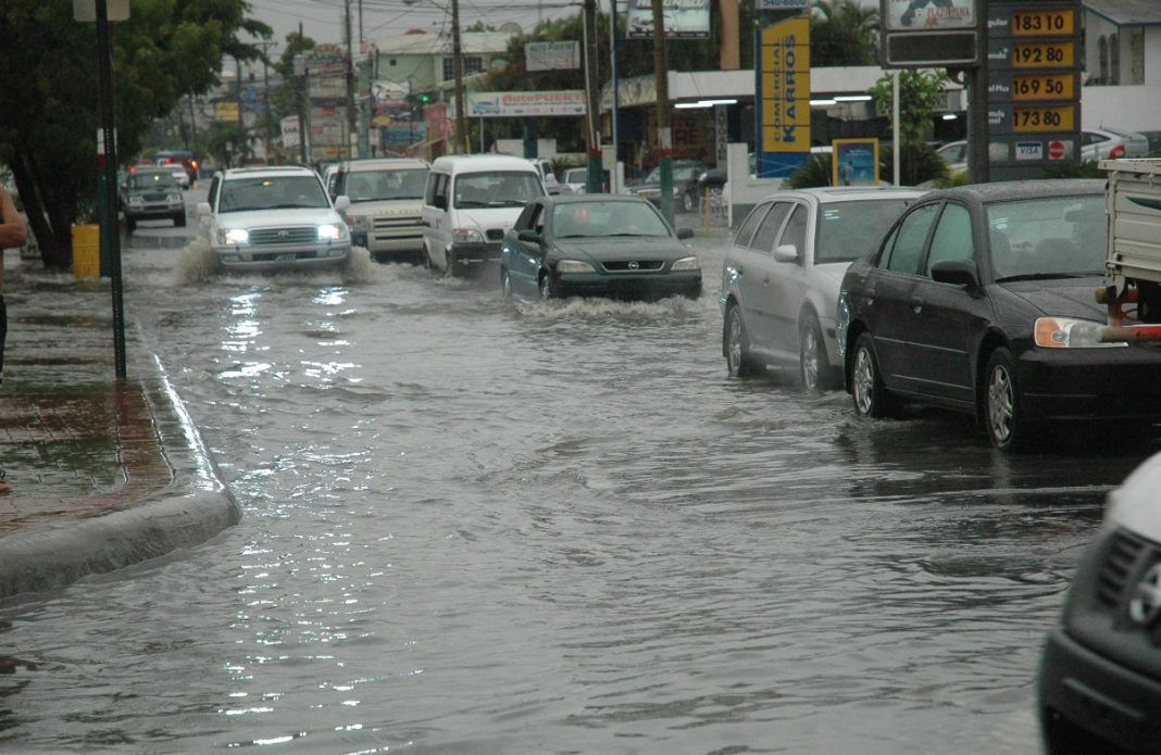 ¡Salga con su paraguas y maneje con precaución! Continúan alertas por posibles inundaciones